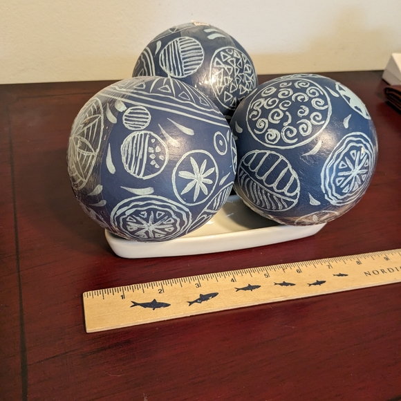 Pier 1 Imports Set Of 3 Wood Decorative Carpet Balls Hand Painted 4" Dia. NEW - Picture 5 of 12